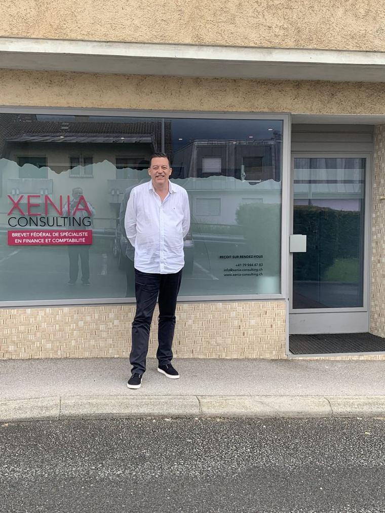 Werner Grange devant les bureaux de Xenia Consulting